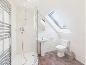 Ensuite shower room- click for photo gallery